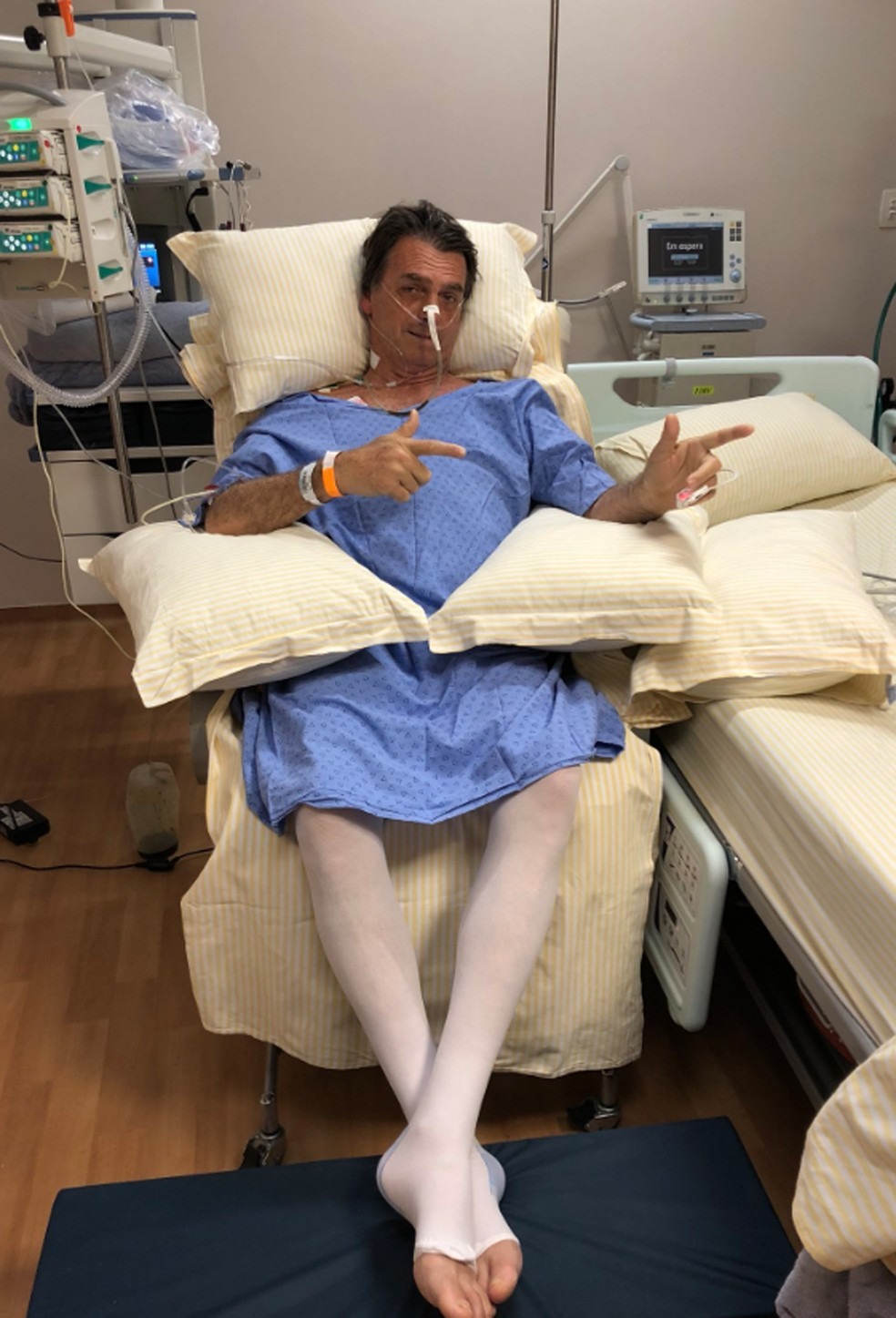 Foto postada por filho de Jair Bolsonaro mostra candidato sentado em poltrona do Hospital Albert Einstein, em SÃ£o Paulo (Foto: ReproduÃ§Ã£o/Twitter/Flavio Bolsonaro)