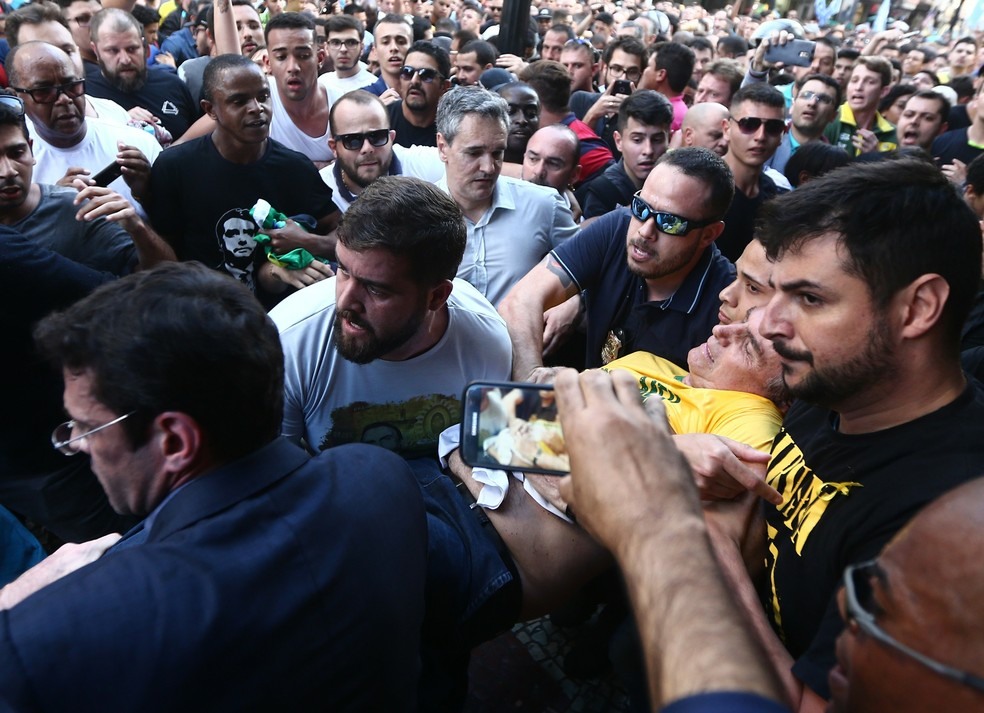 O entÃ£o candidato Jair Bolsonaro, em 6 de setembro de 2018, apÃ³s levar uma facada em Juiz de Fora (MG) â?? Foto: FÃBIO MOTTA/ESTADÃ?O CONTEÃ?DO