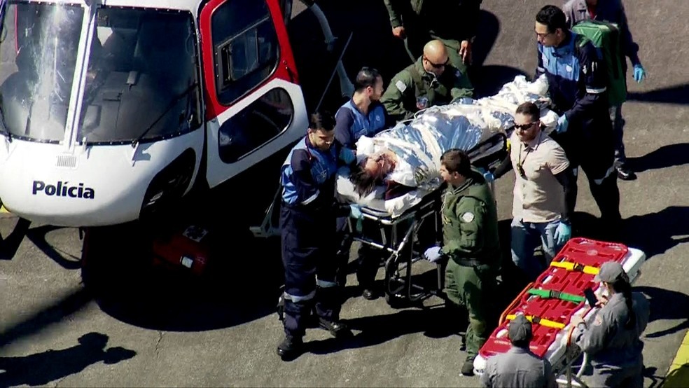 Jair Bolsonaro Ã© levado atÃ© ambulÃ¢ncia para ser transferido ao hospital Albert Einstein, em SÃ£o Paulo (Foto: ReproduÃ§Ã£o/TV Globo)