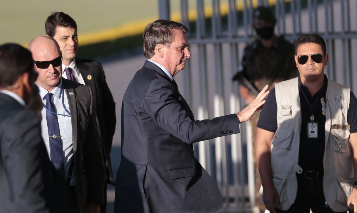 O presidente da República, Jair Bolsonaro, cumprimenta populares no Palácio da Alvorada