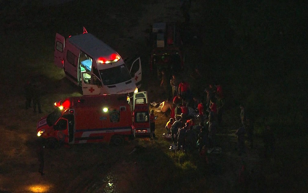 Bombeiros foram chamados para tentar salvar os soldados do Exército (Foto: TV Globo/Reprodução)