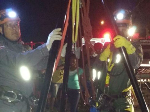 Mulher de 37 anos é retirada de poço na Bahia (Foto: Divulgação / Bombeiros)