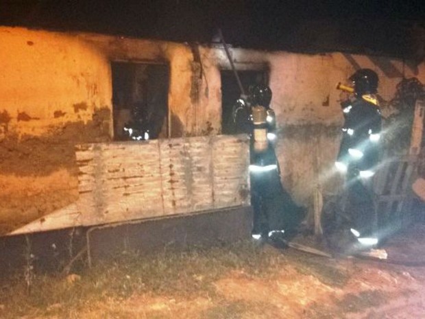 Homem teve casa incendiada após suposto estupro na Bahia  (Foto: Divulgação / Bombeiros)