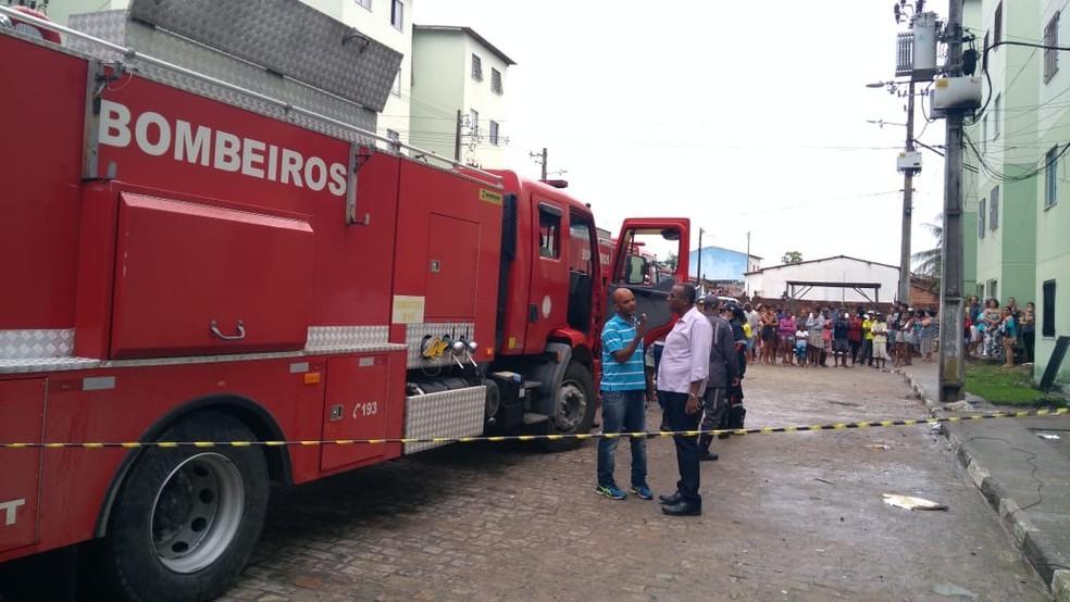 De acordo com os bombeiros militares, duas viaturas de combate a incÃªndio, uma viatura Plataforma AÃ©rea e uma ambulÃ¢ncia foram utilizadas no combate Ã s chamas â?? Foto: Bombeiros Militares 