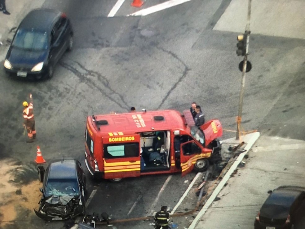 Acidente na Zona Leste envolveu carro dos bombeiros (Foto: Reprodução/TVGlobo)