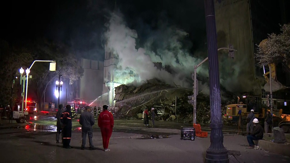 Bombeiros continuam combate a focos de incÃªndio no prÃ©dio que desabou em SÃ£o Paulo (Foto: ReproduÃ§Ã£o/TV Globo)