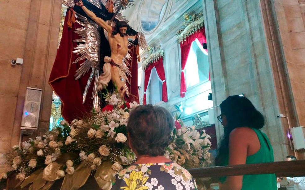 Imagem do Nosso Senhor Bom Jesus é venerada por fiéis (Foto: Juliana Almirante/G1)