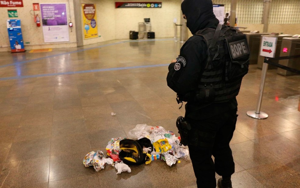 Policiais encontraram dentro da mochila papéis e um dispositivo metálico (Foto: SSP/ Divulgação)