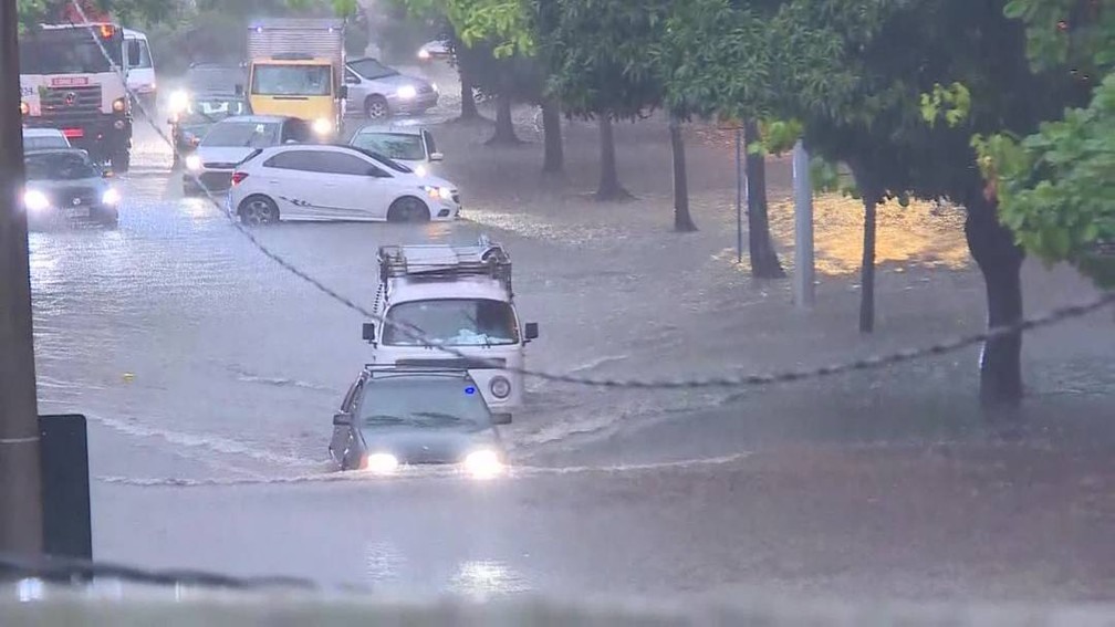 Motoristas enfrentaram pontos de alagamento na Zona Sul do Rio â?? Foto: ReproduÃ§Ã£o/ TV Globo