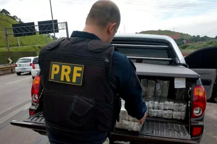 Resultado de imagem para PRF apreende uma tonelada de maconha e 30 quilos de cocaÃ­na no Rio