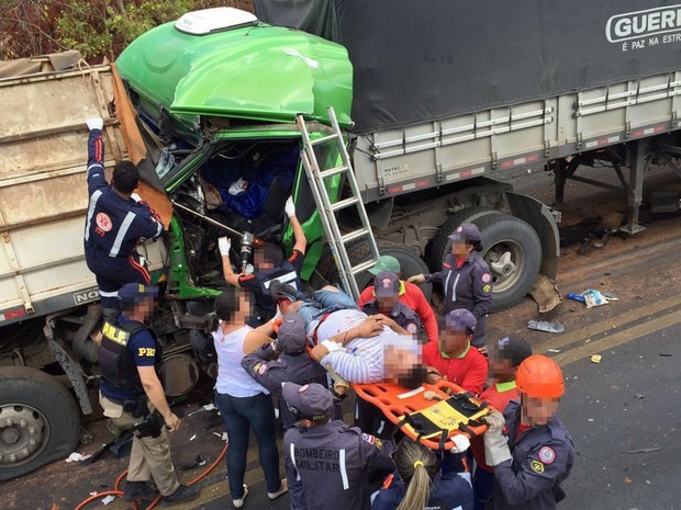 Resultado de imagem para Vítima sobrevive após carro ficar imprensado entre duas carretas