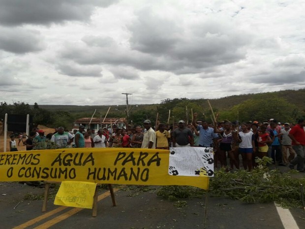 Grupo pede para que barragens do Rio Utinga sejam abertas (Foto: Deudato Santos)