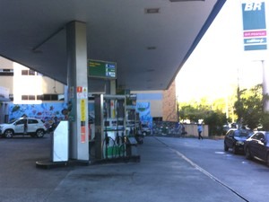 No posto BR do Cidade Jardim, o litro da gasolina etsá por R$ 3,89 (Foto: Dalton Soares/TV Bahia)