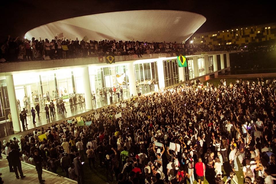 Resultado de imagem para fotos de protestos contra o congresso nacional