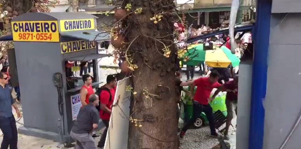 Homem saca arma em briga na frente da Alerj (Foto: G1 Rio)