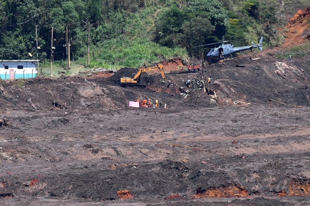 Agentes do Corpo de Bombeiros e brigadistas continuam trabalhando na escavaÃ§Ã£o do local onde estÃ£o dois Ã´nibus soterrados,no sexto dia de buscas por vÃ­timas, apÃ³s o rompimento da barragem de rejeitos da mineradora Vale, no municÃ­pio deÂ BrumadinhoÂ (MG) nesta quarta-feira (29) â?? Foto: Alex de Jesus/O Tempo/EstadÃ£o ConteÃºdo