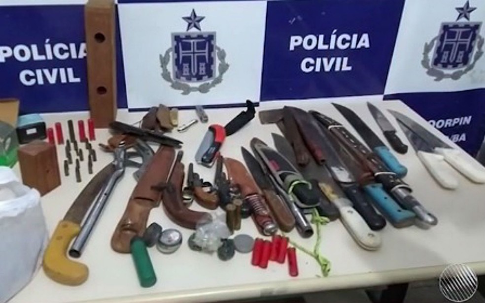 Coleção de armas foi encontrada com Valdenor Sena Gomes, em Brumado (Foto: Reprodução / TV Sudoeste)