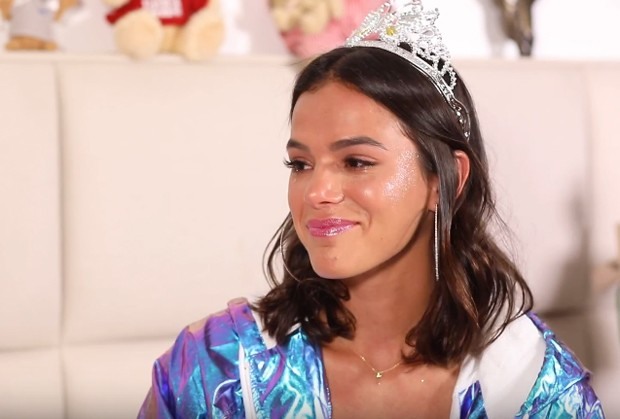 Bruna Marquezine se emociona com vídeo de Neymar (Foto: Reprodução/YouTube)