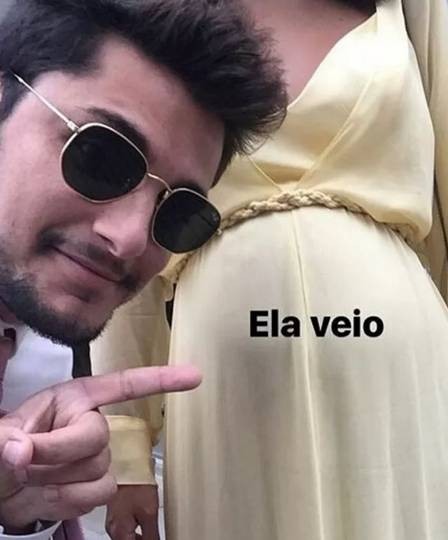 Bruno Gissoni aponta para o barrigão de Yanna Lavigne em festa de casamento