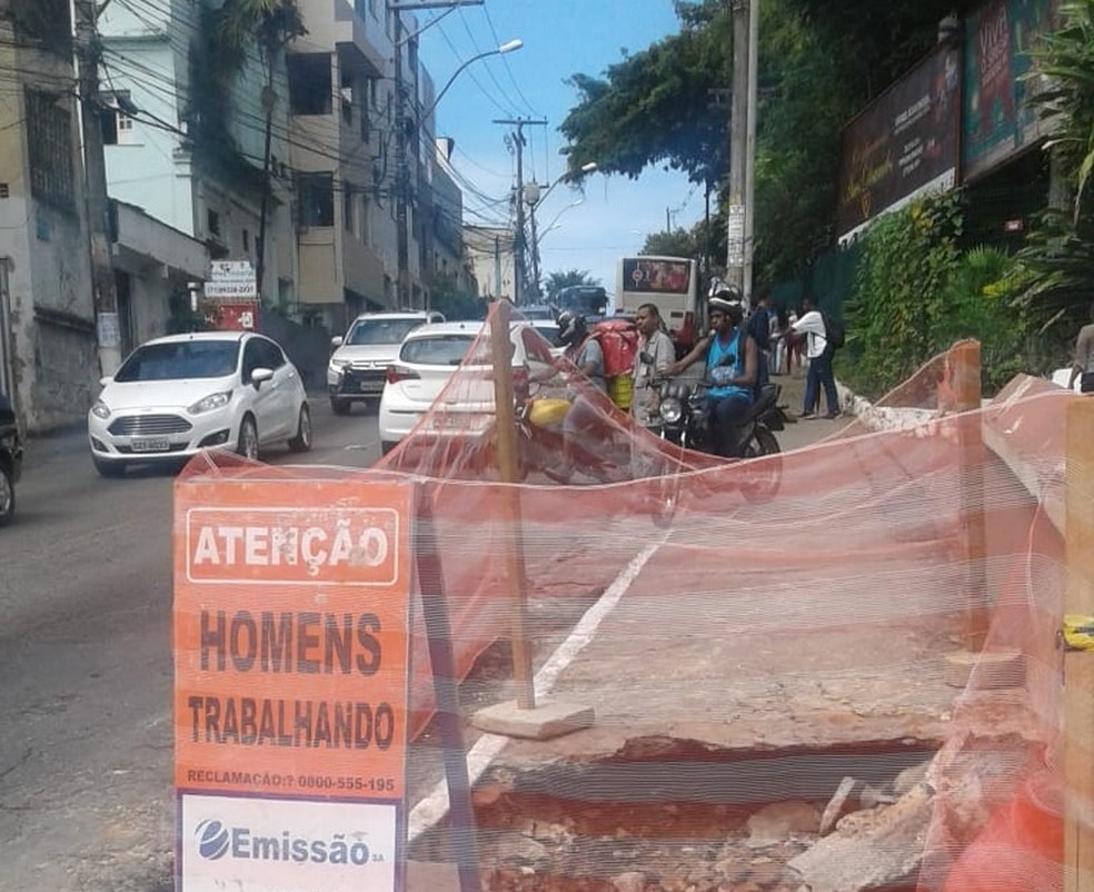 Buraco na calÃ§ada da ladeira do Campo Santo, no bairro da FederaÃ§Ã£o (Foto: Thaic Carvalho/TV Bahia)