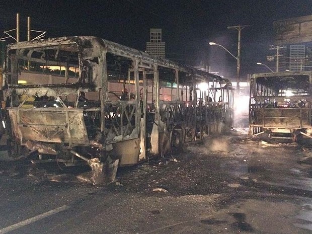 Ônibus que foram incendiados na noite desta sexta-feira (13), em Salvador (Foto: Giana Mattiazzi/Tv Bahia)