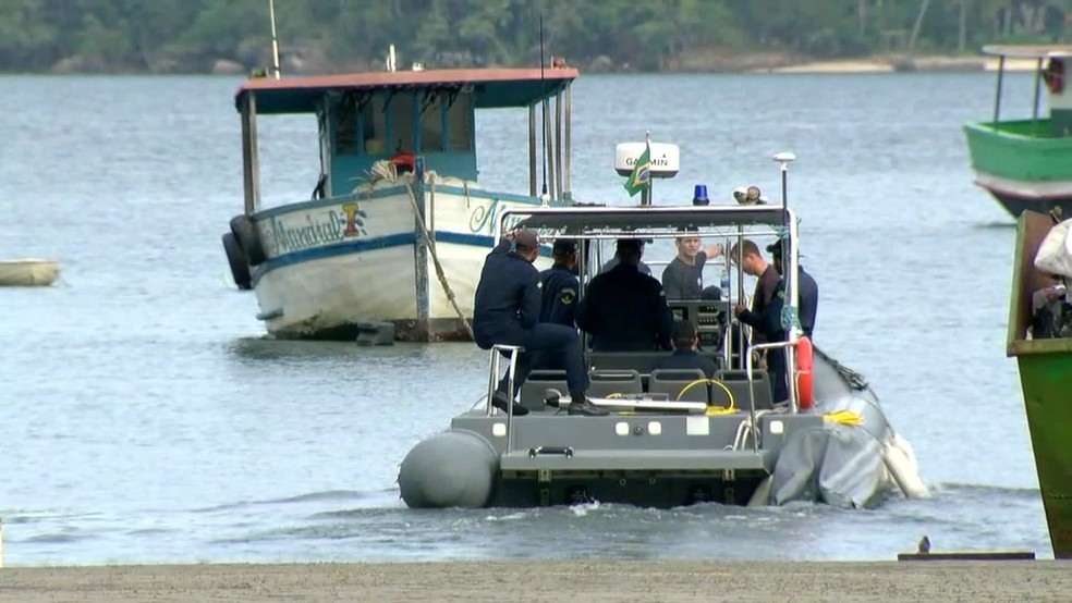 Bombeiros e a Marinha buscam por sobreviventes do naufrÃ¡gio de dois barcos em ItaguaÃ­ (Foto: ReproduÃ§Ã£o/ TV Globo)