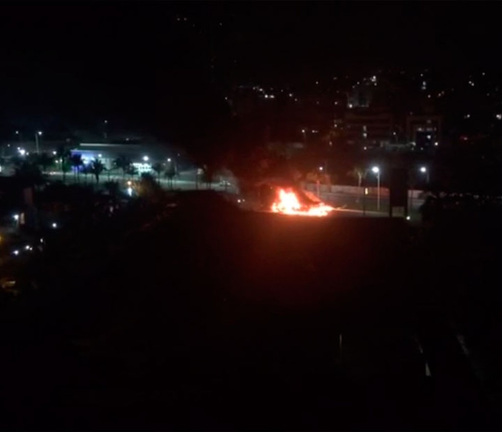 Ônibus foi incendiado no bairro do Stiep, em Salvador. (Foto: Arquivo pessoal)