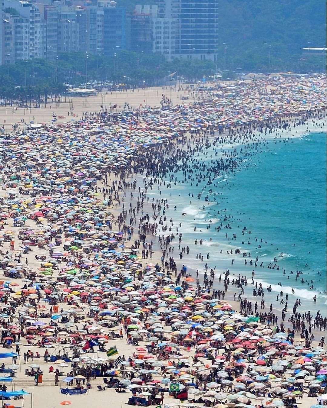 Rio de Janeiro on Instagram: “Praia de Copacabana lotada ?????” em 2020 |  Praia de copacabana, Rio de janeiro, Copacabana