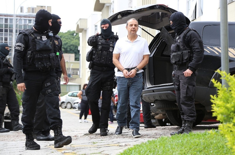 SÃ©rgio Cabral foi transferido do Rio para Curitiba depois das regalias em Benfica (Foto: Giuliano Gomes/PR Press)