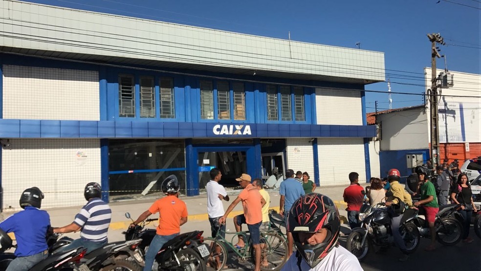 Bandidos explodem agência da Caixa em Timon e um morador de rua morre na ação  (Foto: Felipe Pereira/TV Clube)