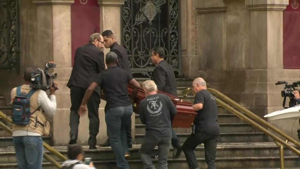 Corpo do musico chegou ao Theatro Municipal pouco depois das 7h â?? Foto: ReproduÃ§Ã£o / TV Globo