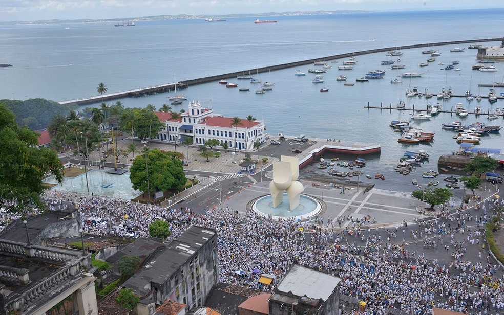 FiÃ©is durante cortejo na Cidade Baixa, no dia da Lavagem do Bonfim, em Salvador â?? Foto: Elias Dantas/Ag. Haack