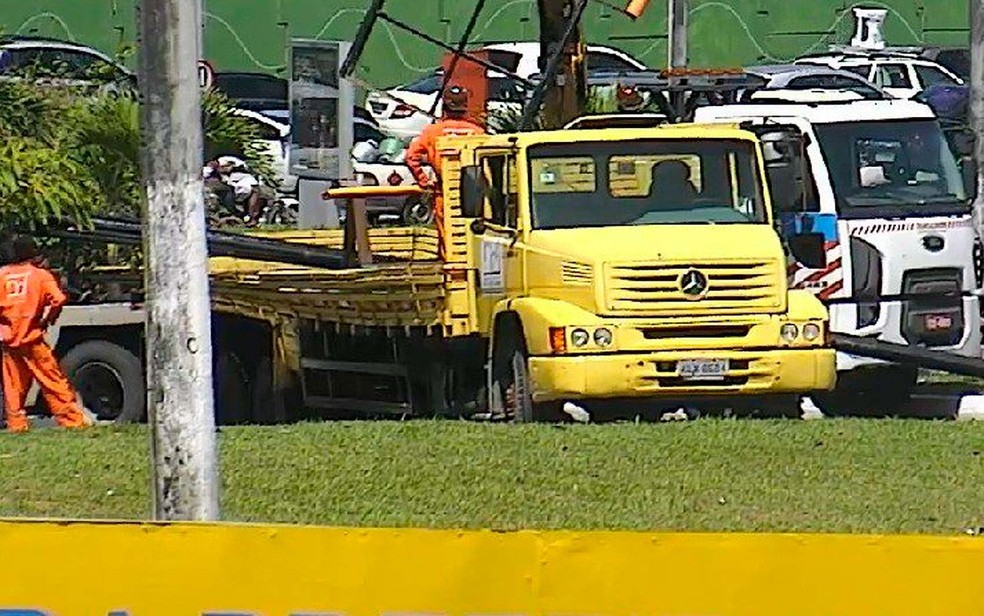 Carga de ferro caiu de caminhÃ£o e bloqueou acesso de viaduto, em Salvador (Foto: DivulgaÃ§Ã£o/SSP-BA)