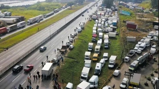 Resultado de imagem para fotos da br 324 com estacionados ao lado da pista