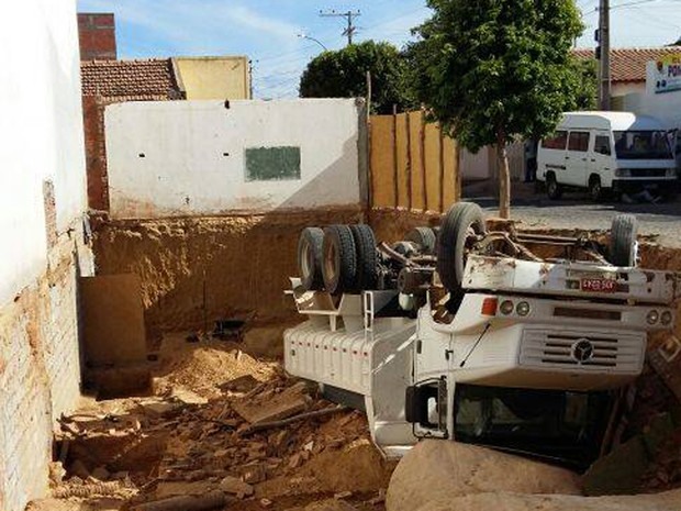 Motorista não estava no carro no momento do acidente (Foto: GuanambiFM.com.br)