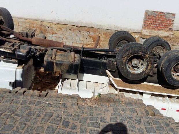 Acidente ocorreu no bairro Aeroporto Velho, em Guanambi. (Foto: GuanambiFM.com.br)