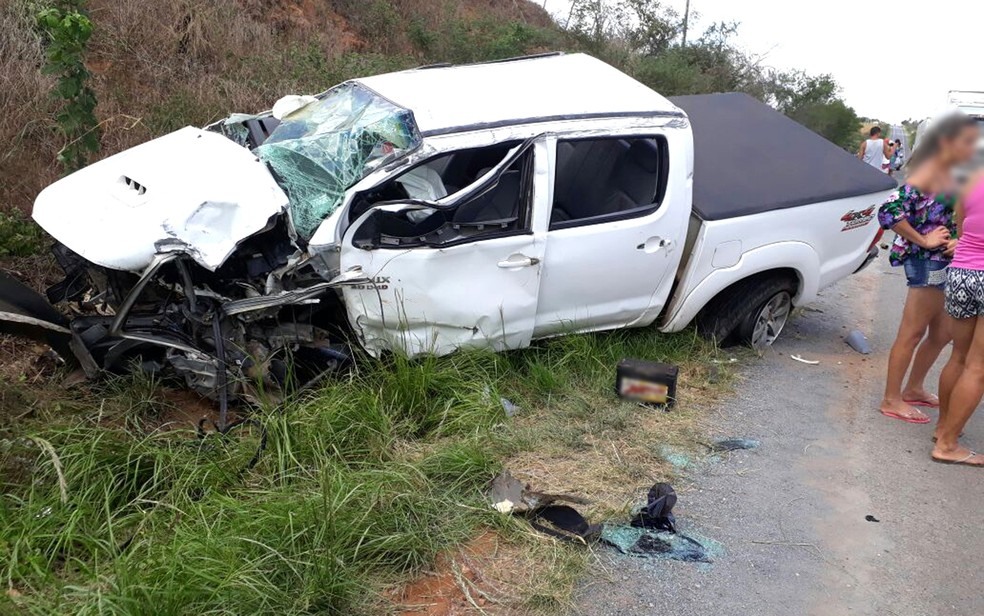 Carro bateu de frente com caminhonete na BR-110 (Foto: Site Bahia10.Com.Br)