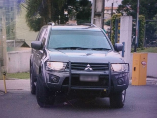 Empresário chegou por volta das 15h em um carro descaracterizado à PF em Curitiba (Foto: Reprodução/ RPC)