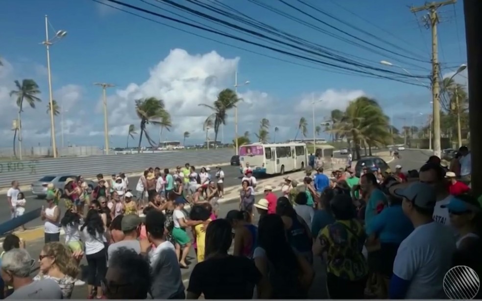 Manifestantes fizeram uma caminhada pela Avenida Octávio Mangabeira (Foto: Reprodução/TV Bahia)