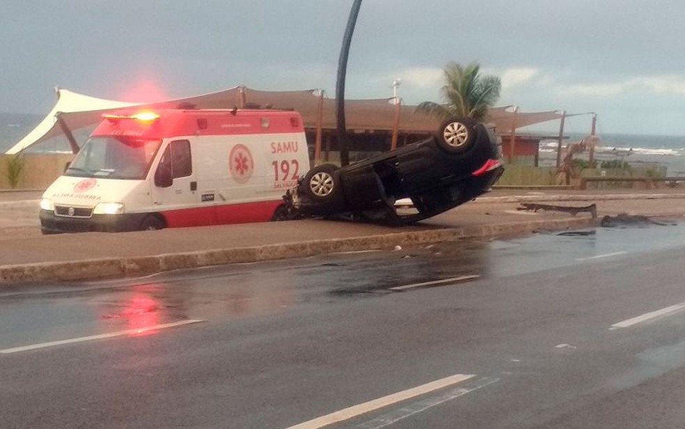 Carro capota na orla do Jardim dos Namorados, em Salvador (Foto: Jeferson Barreto / Arquivo Pessoal)