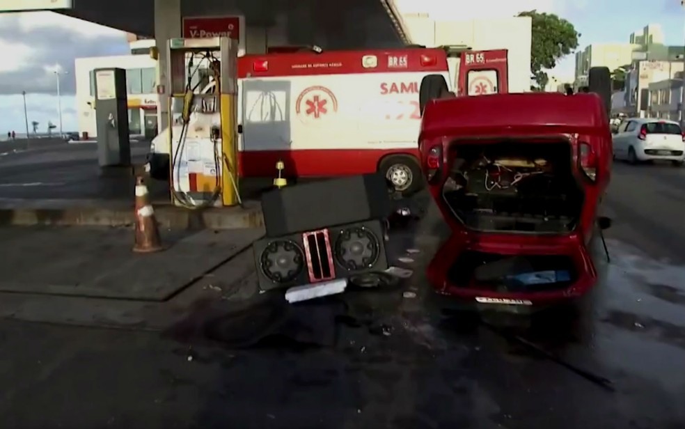 Acidente ocorreu na Avenida Manoel Dias, em Salvador (Foto: Imagem/Tv Bahia)