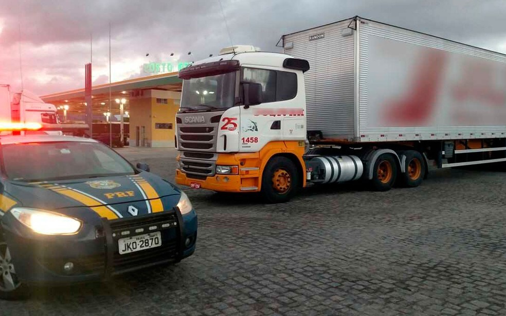 Carga da carreta foi recuparada, mas suspeitos não foram localizados (Foto: Divulgação / PRF)