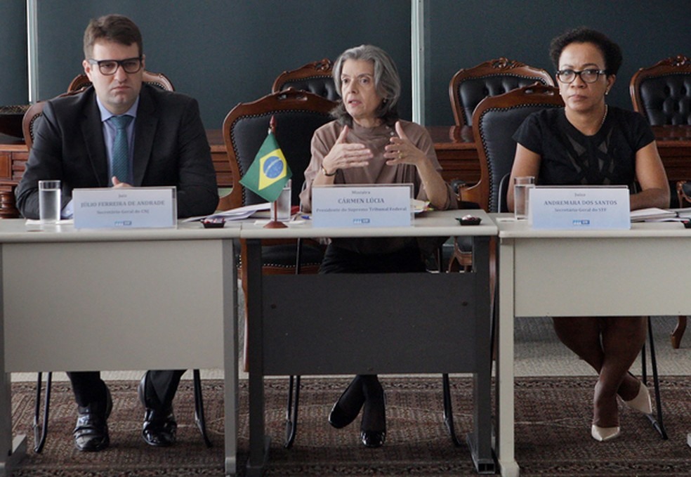 A presidente do STF, ministra Cármen Lúcia (centro), durante reunião com desembargadores nesta quinta (Foto: Nelson Jr./SCO/STF)