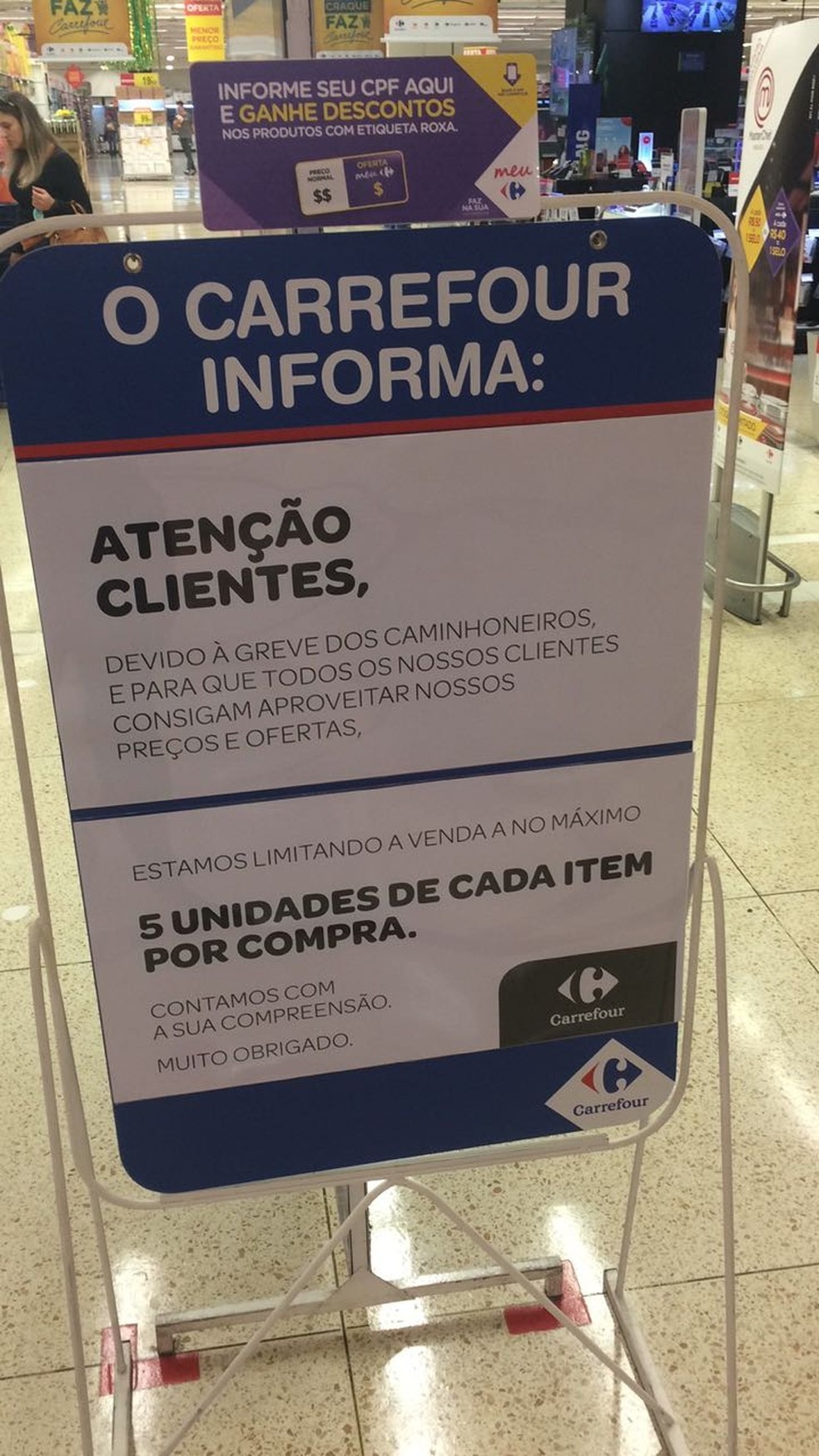 Carrefour estÃ¡ restringindo compra a 5 unidades de cada produtos para prevenir desabastecimento (Foto: ReproduÃ§Ã£o/Twitter)