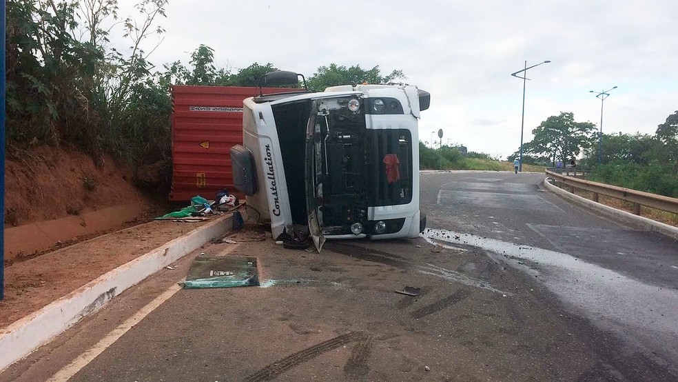 Resultado de imagem para Carreta é retirada de ladeira do Cabula dois dias após tombar na pista