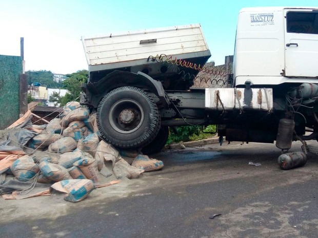 Não há informações de feridos no acidente (Foto: German Maldonado/TV Bahia)