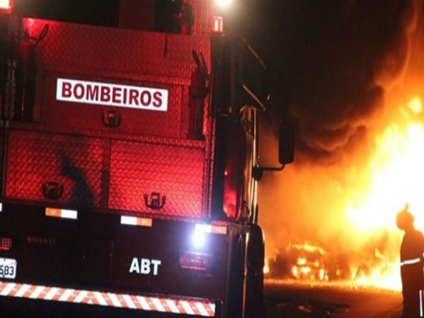 Trecho da BR-101 foi bloqueado pela PRF após explosão de carretas (Foto: Ronildo Brito / Teixeira News)