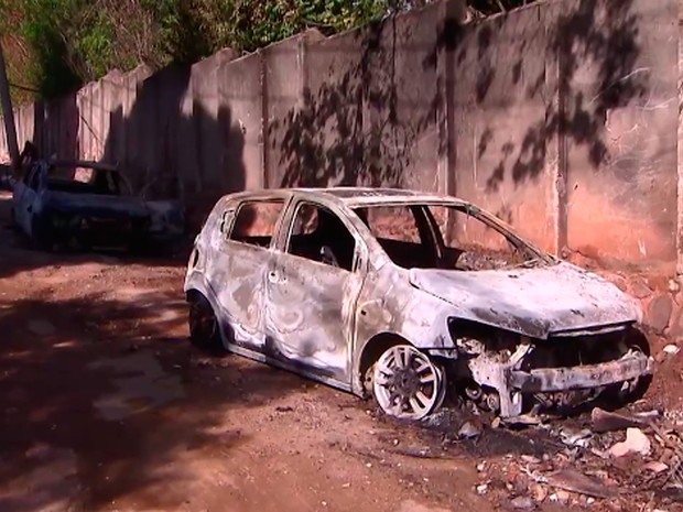 Carros carbonizados foram encontrados em Pirajá, em Salvador. Bahia (Foto: Reprodução/ TV Bahia)