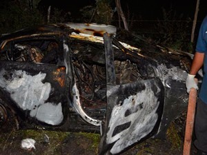 Carro com corpos em porta-malas foi encontrado no município de Santaluz (Foto: Uoston Pereira/Site Notícias de Santaluz)