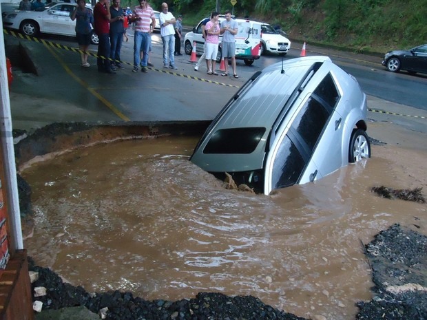 Carro ficou com a parte da frente submersa na lama (Foto: Defesa Civil/ Divulgação)